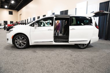 Toledo, Ohio, ABD - 02.07.2020: Büyük Toledo Otomobil Fuarı 2020, The Blade tarafından sunuldu, en yeni araç modelleri ve otomotiv teknolojisinde son gelişmeler.