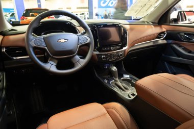 Toledo, Ohio, ABD - 02.07.2020: Büyük Toledo Otomobil Fuarı 2020, The Blade tarafından sunuldu, en yeni araç modelleri ve otomotiv teknolojisinde son gelişmeler.