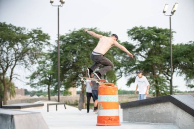 Detroit, Michigan, ABD - 08.07.2019: Detroit şehir kaykay parkında güneşli bir günde patenciler numaralarını prova ediyorlar.