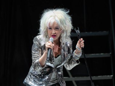 Orlando, Florida, USA- 7.26.2018: Cyndi Lauper Orlando Amway Center 'da canlı performans sergiliyor.