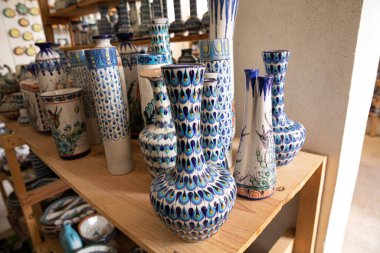 Antigua Guatemala, Guatemala - Mart 09 2020: Corona Virüsü 'nden hemen önce Guatemala' da el yapımı ve boyalı seramik.