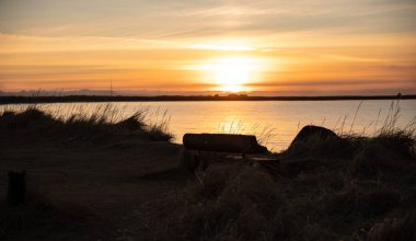 Sahildeki bank seni gün batımında bekliyor.