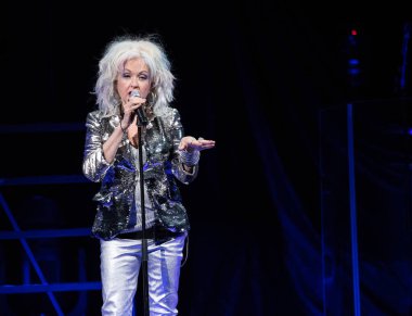 Orlando, Florida, USA- 7.26.2018: Cyndi Lauper Orlando Amway Center 'da canlı performans sergiliyor.