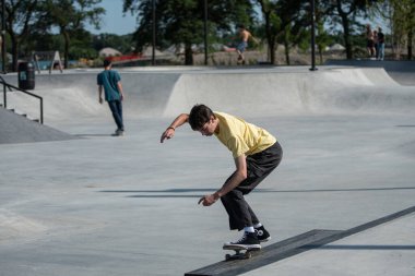 Detroit, Michigan, ABD - 08.01.2019: Patenciler Detroit kaykay parkında kaykay numaraları yapıyor