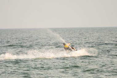 Dalgacılar ve su araçları gölde numaralar yapıyor..