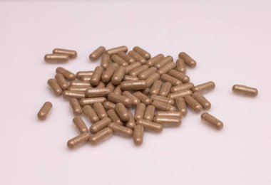 Kalp şeklinde bir sürü hap.