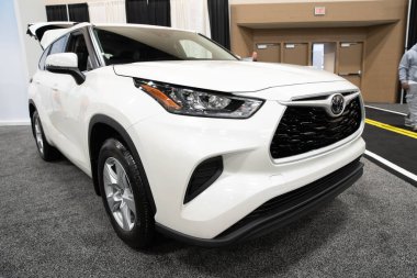 Toledo, Ohio, ABD - 02.07.2020: Büyük Toledo Otomobil Fuarı 2020, The Blade tarafından sunuldu, en yeni araç modelleri ve otomotiv teknolojisinde son gelişmeler.