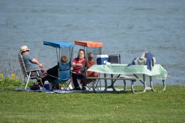 Harrison Township, Michigan, ABD - 23 Mayıs 2020: Covid-19 Corona Virüsü sırasında Michigan Metro Parkı etkinliği.