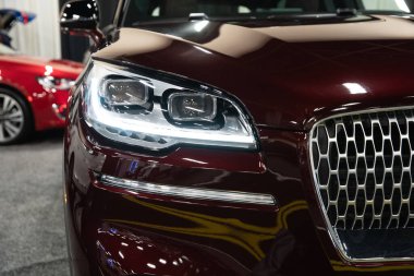 Toledo, Ohio, ABD - 02.07.2020: Büyük Toledo Otomobil Fuarı 2020, The Blade tarafından sunuldu, en yeni araç modelleri ve otomotiv teknolojisinde son gelişmeler.