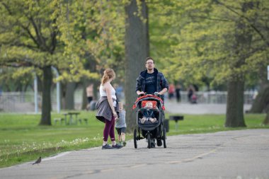 Harrison Township, Michigan, ABD - 23 Mayıs 2020: Covid-19 Corona Virüsü sırasında Michigan Metro Parkı etkinliği.