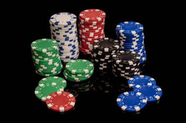 Siyah üzerine izole edilmiş poker kartları olan çip yığını