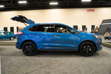 Toledo, Ohio, ABD - 02.07.2020: Büyük Toledo Otomobil Fuarı 2020, The Blade tarafından sunuldu, en yeni araç modelleri ve otomotiv teknolojisinde son gelişmeler.