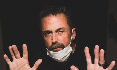 Mikroplardan korunmak için koruyucu maske takan bir adam.