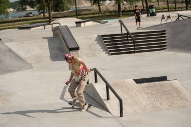 Detroit, Michigan, ABD - 07.05.2019: Kaykaycılar güneşli bir günde kaykay numaralarını çalışırlar..