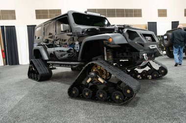 Toledo, Ohio, ABD - 02.07.2020: Büyük Toledo Otomobil Fuarı 2020, The Blade tarafından sunuldu, en yeni araç modelleri ve otomotiv teknolojisinde son gelişmeler.