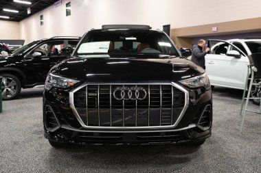 Toledo, Ohio, ABD - 02.07.2020: Büyük Toledo Otomobil Fuarı 2020, The Blade tarafından sunuldu, en yeni araç modelleri ve otomotiv teknolojisinde son gelişmeler.