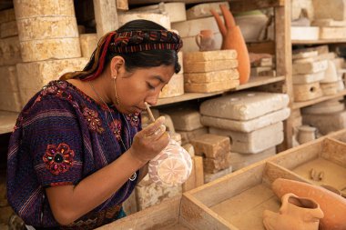 Antigua Guatemala, Guatemala - Mart 09 2020: Corona Virüsü 'nden hemen önce Guatemala' da el yapımı ve boyalı seramik.