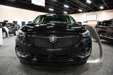 Toledo, Ohio, ABD - 02.07.2020: Büyük Toledo Otomobil Fuarı 2020, The Blade tarafından sunuldu, en yeni araç modelleri ve otomotiv teknolojisinde son gelişmeler.