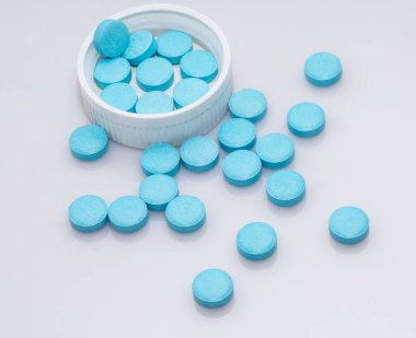 Beyaz arka planda su toplayan haplar