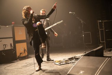 Detroit, Michigan / USA - 04-23-2019: Rival Sons rock grubu Fillmore Detroit 'te canlı performans sergiliyor