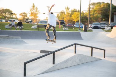 Detroit, Michigan, ABD - 10.20.2019: Patenciler ve motorcular güneş batarken Detroit 'te numaralar yapıyor.