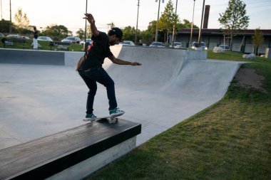 Detroit, Michigan, ABD - 10.10.2019: Detroit 'te kaykaycılar ve motorcular alacakaranlıkta numara yapıyor