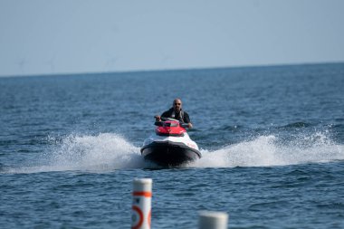 Şahsi su işkenceleri ve dalga koşucuları güneşli bir günde gölde eğleniyorlar..