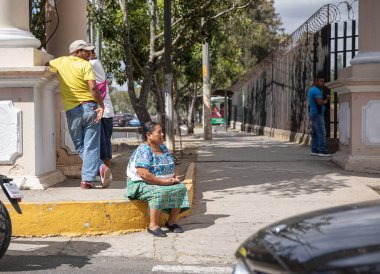Şehirde yürüyen iki kız.