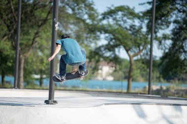 Detroit, Michigan, ABD - 08.01.2019: Patenciler Detroit kaykay parkında kaykay numaraları yapıyor