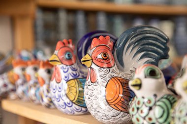 Antigua Guatemala, Guatemala - Mart 09 2020: Corona Virüsü 'nden hemen önce Guatemala' da el yapımı ve boyalı seramik.