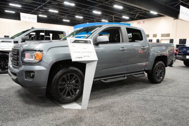 Toledo, Ohio, ABD - 02.07.2020: Büyük Toledo Otomobil Fuarı 2020, The Blade tarafından sunuldu, en yeni araç modelleri ve otomotiv teknolojisinde son gelişmeler.