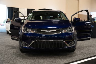 Toledo, Ohio, ABD - 02.07.2020: Büyük Toledo Otomobil Fuarı 2020, The Blade tarafından sunuldu, en yeni araç modelleri ve otomotiv teknolojisinde son gelişmeler.