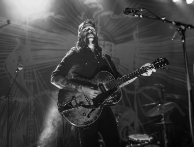 Detroit, Michigan, ABD - 2.05.2019: The Devil Makes Three Saint Andrew 's Hall' da canlı performans sergiliyor