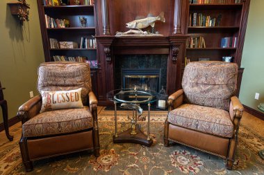 Bir sürü yastıklı eski moda deri kanepe.