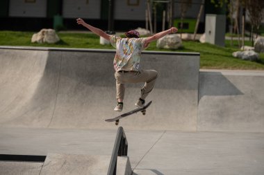 Detroit, Michigan, ABD - 07.05.2019: Kaykaycılar güneşli bir günde kaykay numaralarını çalışırlar..