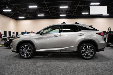 Toledo, Ohio, ABD - 02.07.2020: Büyük Toledo Otomobil Fuarı 2020, The Blade tarafından sunuldu, en yeni araç modelleri ve otomotiv teknolojisinde son gelişmeler.