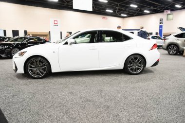 Toledo, Ohio, ABD - 02.07.2020: Büyük Toledo Otomobil Fuarı 2020, The Blade tarafından sunuldu, en yeni araç modelleri ve otomotiv teknolojisinde son gelişmeler.