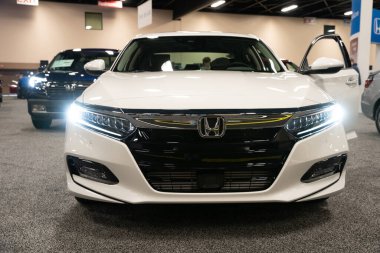 Toledo, Ohio, ABD - 02.07.2020: Büyük Toledo Otomobil Fuarı 2020, The Blade tarafından sunuldu, en yeni araç modelleri ve otomotiv teknolojisinde son gelişmeler.