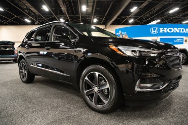 Toledo, Ohio, ABD - 02.07.2020: Büyük Toledo Otomobil Fuarı 2020, The Blade tarafından sunuldu, en yeni araç modelleri ve otomotiv teknolojisinde son gelişmeler.