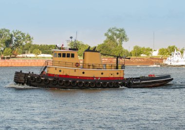 bilinmeyen römorkör limana geri dönüyor 