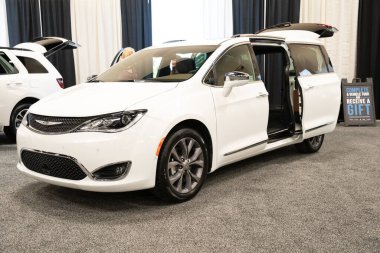 Toledo, Ohio, ABD - 02.07.2020: Büyük Toledo Otomobil Fuarı 2020, The Blade tarafından sunuldu, en yeni araç modelleri ve otomotiv teknolojisinde son gelişmeler.