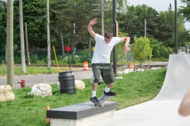 Detroit, Michigan, ABD - 08.07.2019: Detroit şehir merkezinde güneşli bir günde kaykay becerilerini geliştiren patenciler 