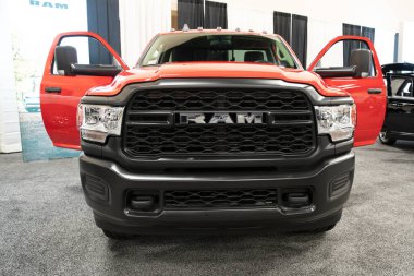 Toledo, Ohio, ABD - 02.07.2020: Büyük Toledo Otomobil Fuarı 2020, The Blade tarafından sunuldu, en yeni araç modelleri ve otomotiv teknolojisinde son gelişmeler.