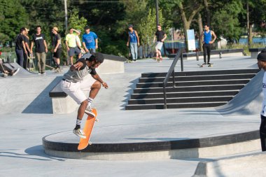 Detroit, Michigan, ABD - 07.24.2019: Kaykaycılar Detroit 'te güneşli bir günde kaykay numaraları yapıyorlar