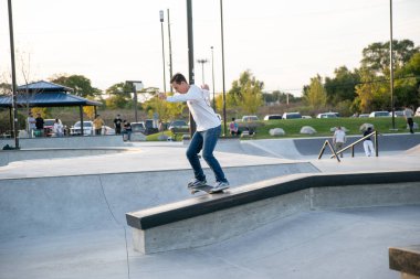 Detroit, Michigan, ABD - 10.10.2019: Detroit 'te kaykaycılar ve motorcular alacakaranlıkta numara yapıyor