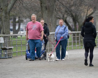Harrison Township, Michigan, ABD - 24 Nisan 2020: Covid-19 Corona Virüsü sırasında Michigan Metro Parkı etkinliği.
