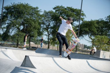 Detroit, Michigan, ABD - 08.01.2019: Patenciler Detroit kaykay parkında kaykay numaraları yapıyor