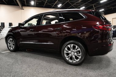 Toledo, Ohio, ABD - 02.07.2020: Büyük Toledo Otomobil Fuarı 2020, The Blade tarafından sunuldu, en yeni araç modelleri ve otomotiv teknolojisinde son gelişmeler.