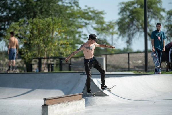 デトロイト ミシガン州 アメリカ 2019 スケート選手はデトロイトのスケートパークで自分のスケートボードのトリックを練習します — ストック写真