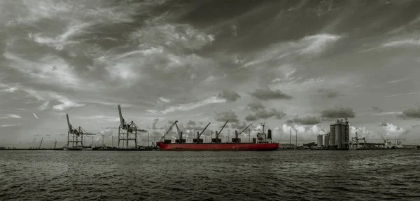 Nuvens Tempestade Movem Sobre Navio Ancorado Panorama Portuário — Fotografia de Stock